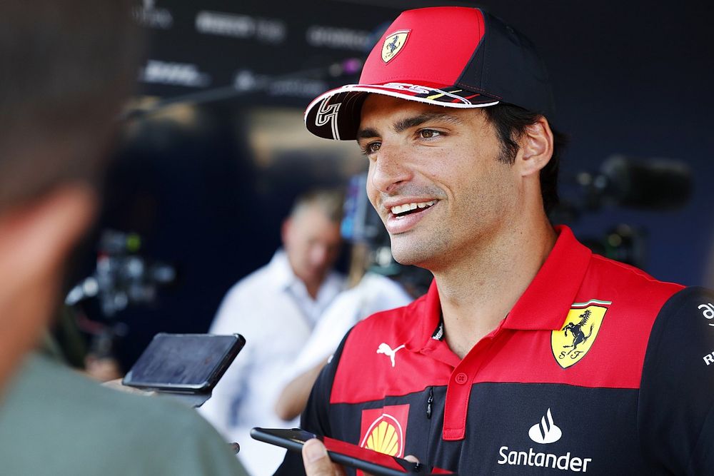 Carlos Sainz, Ferrari, habla con los medios de comunicación