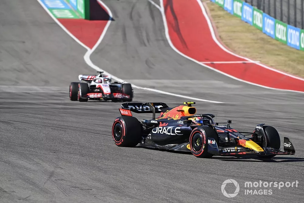 Sergio Pérez, Red Bull Racing RB18, Kevin Magnussen, Haas VF-22