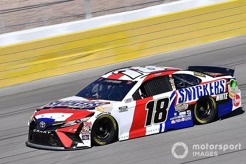Kyle Busch, Joe Gibbs Racing, Toyota Camry Snickers White