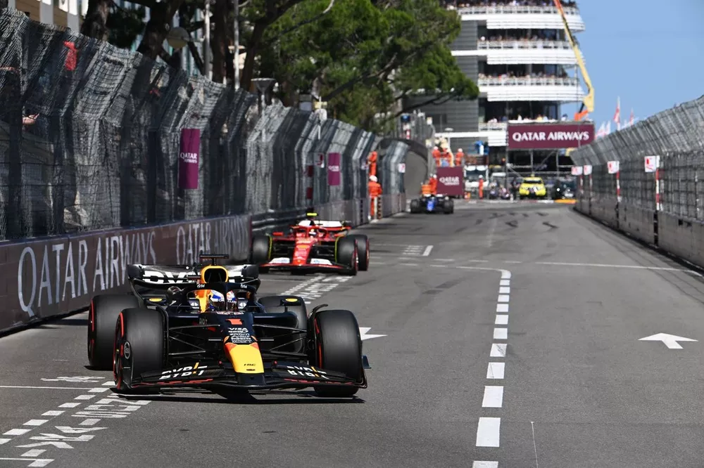 Max Verstappen, Red Bull Racing RB20, Carlos Sainz, Ferrari SF-24