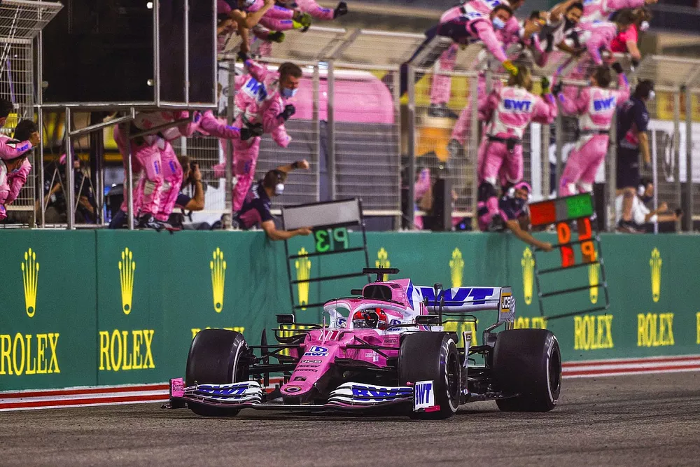 Ganador Sergio P&eacute;rez, Racing Point RP20, se lleva la victoria
