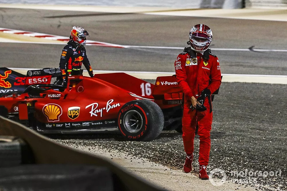 Charles Leclerc, Ferrari, se aleja despu&eacute;s de retirarse y detr&aacute;s Max Verstappen, de Red Bull Racing