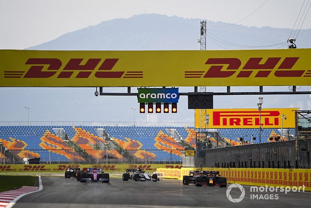 Alex Albon, Red Bull Racing RB16, Sergio Perez, Racing Point RP20, Kimi Raikkonen, Alfa Romeo Racing C39, y Daniil Kvyat, AlphaTauri AT01, practican las salidas