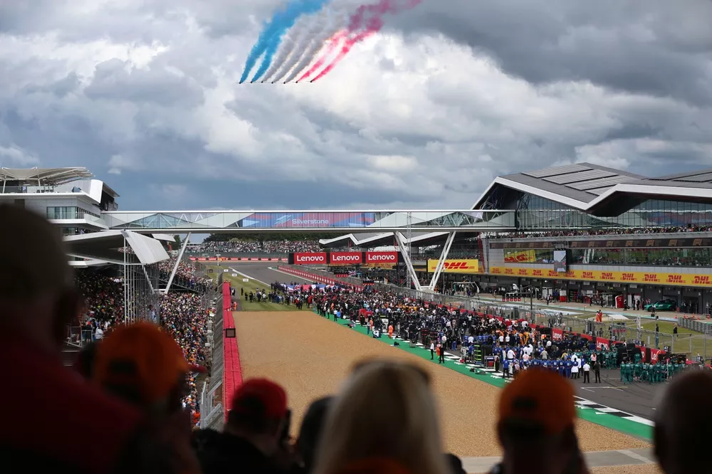 Los Red Arrows sobrevuelan la parrilla de Silverstone