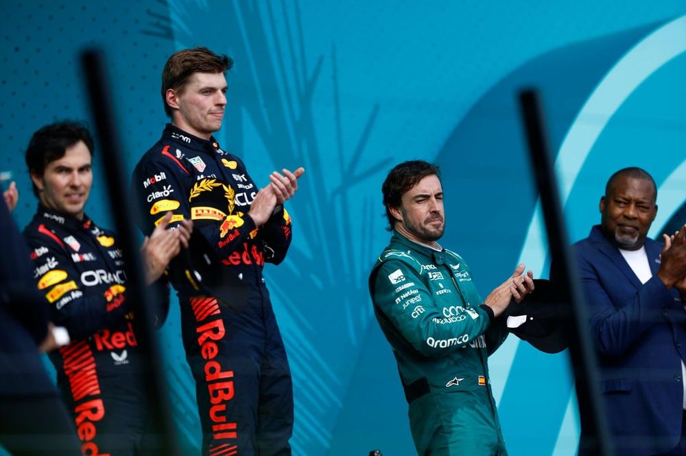 Podio: segundo lugar Sergio P&eacute;rez, Red Bull Racing, ganador Max Verstappen, Red Bull Racing, tercer lugar Fernando Alonso, Aston Martin F1 Team