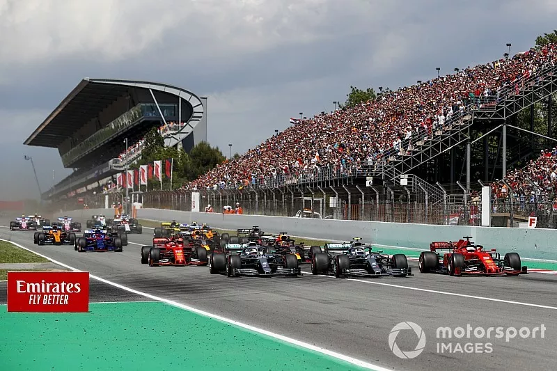 Lewis Hamilton, Mercedes AMG F1 W10, Valtteri Bottas, Mercedes AMG W10 e Sebastian Vettel, Ferrari SF90 in una corsa alla prima curva all'inizio della gara