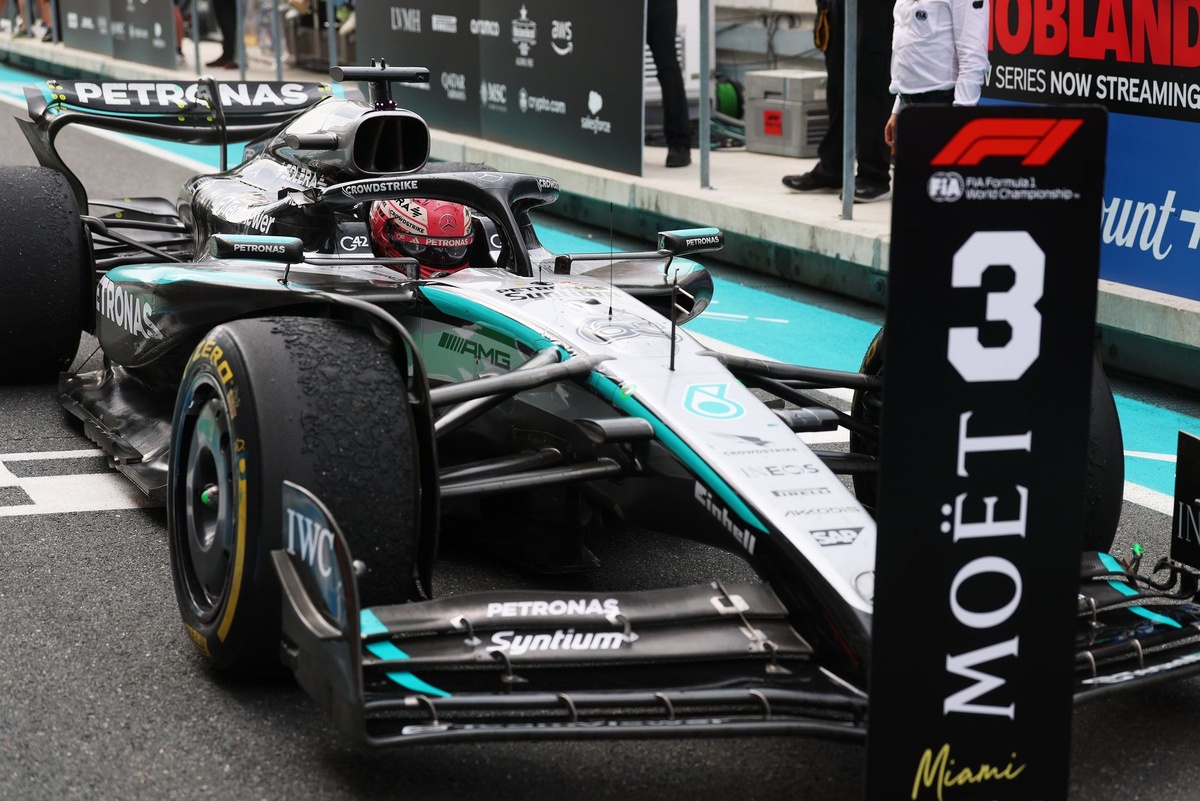 F1: Red Bull 'acusa' Russell de irregularidade e protesta contra pódio do piloto da Mercedes