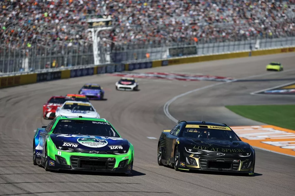 Kyle Busch, Richard Childress Racing Chevrolet, Kyle Larson, Hendrick Motorsports Chevrolet