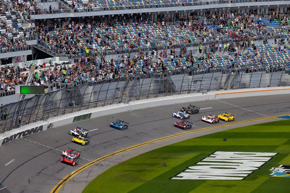 Start action, #31 Action Express Racing Cadillac V-Series.R: Pipo Derani, Jack Aitken, Tom Blomqvist leads
