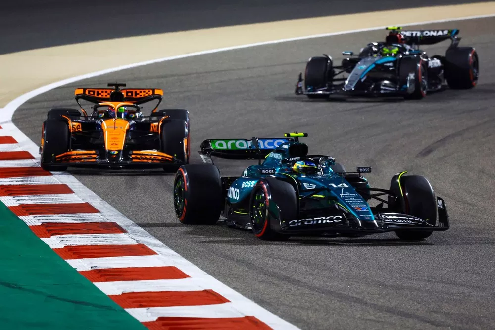 Fernando Alonso, Aston Martin AMR24 Oscar Piastri, McLaren MCL38 