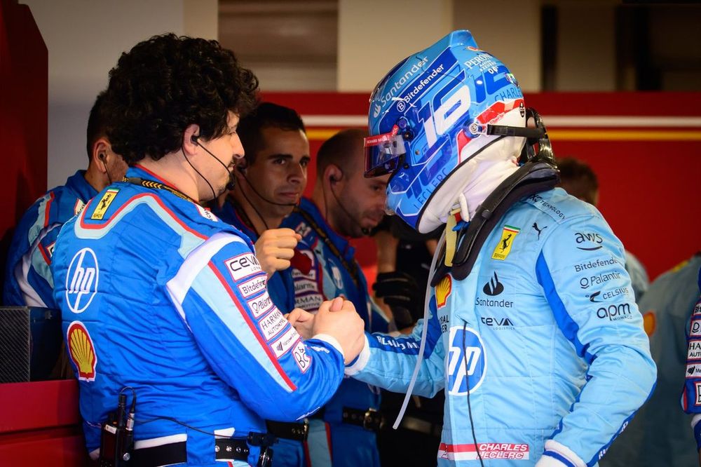 Charles Leclerc, con un mecánico de Ferrari