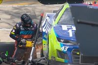 VIDEO: Un equipo de NASCAR debi&oacute; serruchar una tuerca en un pitstop