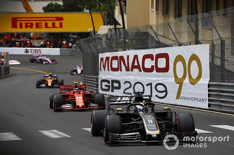 Romain Grosjean, Haas F1 Team VF-19, Charles Leclerc, Ferrari SF90, y Lando Norris, McLaren MCL34