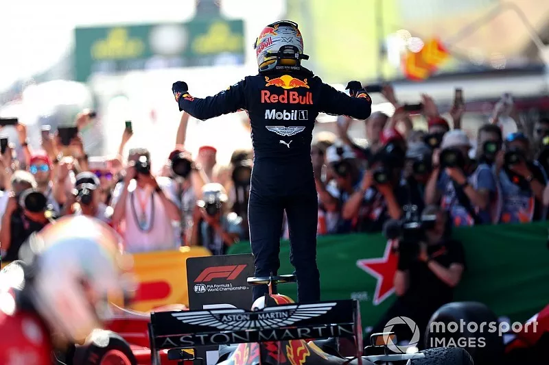 Ganador de la carrera Max Verstappen, Red Bull Racing celebra en Parc Ferme