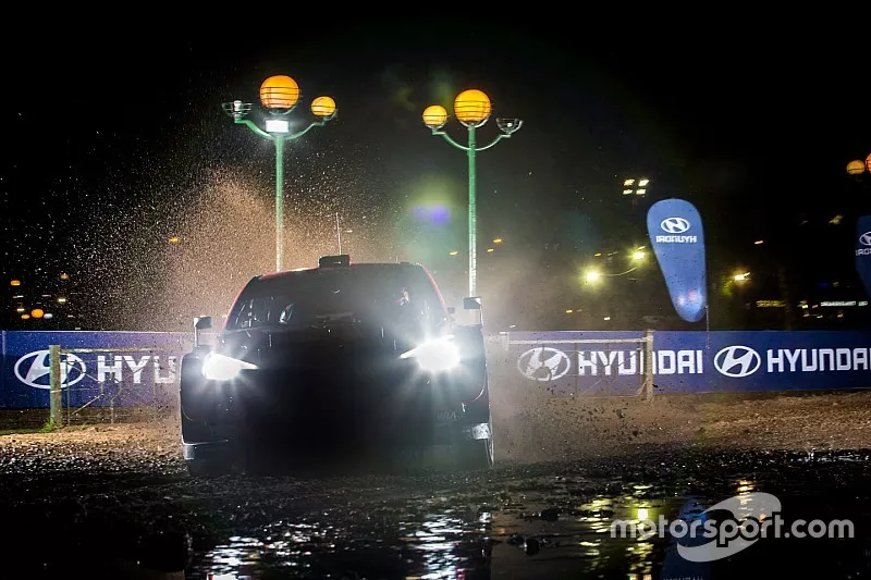 Thierry Neuville, Nicolas Gilsoul, Hyundai Motorsport Hyundai i20 Coupe WRC with Andrea Adamo, Team principal Hyundai Motorsport