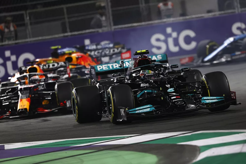 Lewis Hamilton, Mercedes W12, Valtteri Bottas, Mercedes W12, Max Verstappen, Red Bull Racing RB16B, en de rest van het veld bij de start