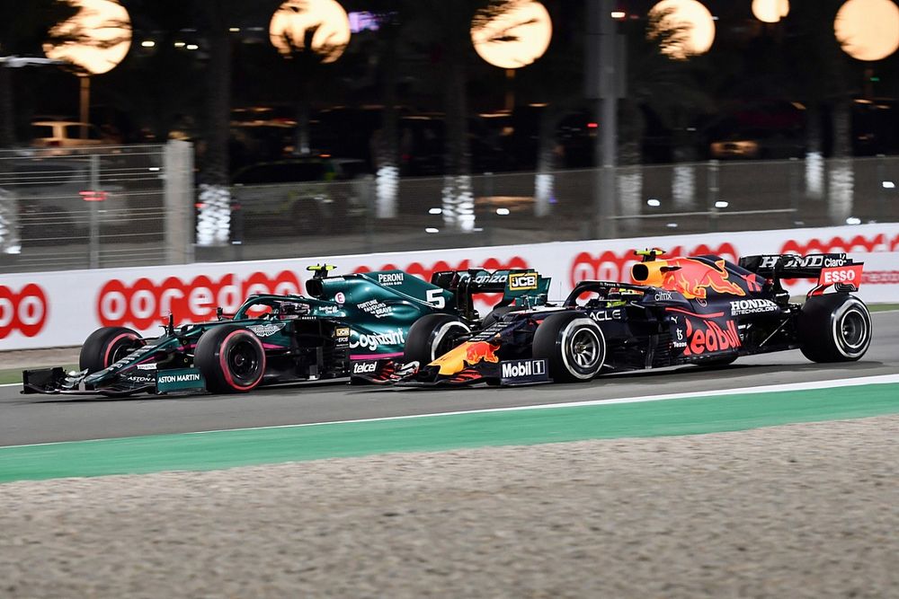Sebastian Vettel, Aston Martin AMR21, pelea con Sergio P&eacute;rez, Red Bull Racing RB16B
