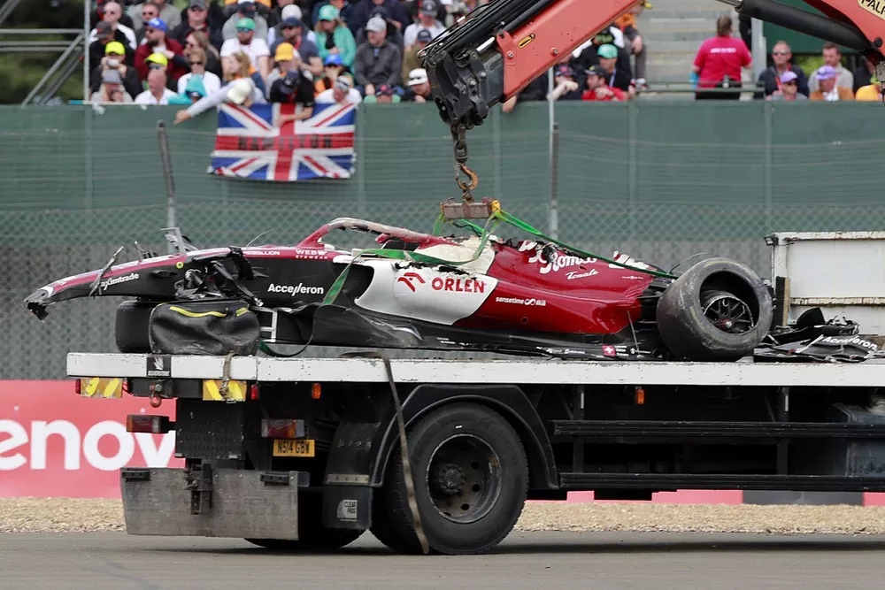 Marshals remove the damaged car of Zhou Guanyu, Alfa Romeo C42 