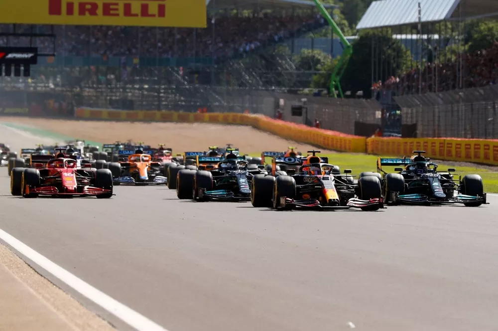 Max Verstappen, Red Bull Racing RB16B, Lewis Hamilton, Mercedes W12, Valtteri Bottas, Mercedes W12, Charles Leclerc, Ferrari SF21, en de rest van het veld bij de start
