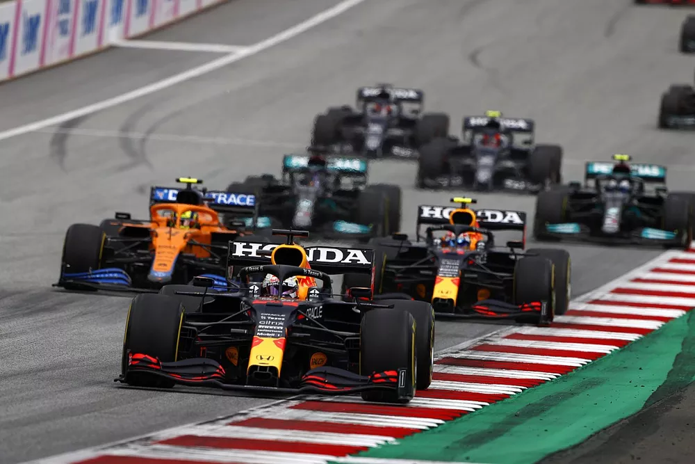 Max Verstappen, Red Bull Racing RB16B, Lando Norris, McLaren MCL35M, Sergio Perez, Red Bull Racing RB16B, Lewis Hamilton, Mercedes W12,  Valtteri Bottas, Mercedes W12 en de rest van het veld tijdens de start