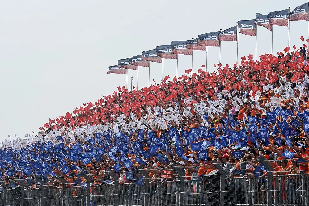 Fans vormen de Nederlandse vlagkleuren op de tribune