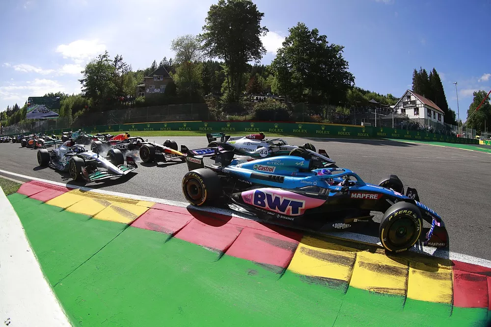 Fernando Alonso, Alpine A522, Lewis Hamilton, Mercedes W13, Sergio Perez, Red Bull Racing RB18, George Russell, Mercedes W13, the remainder of the field at the start