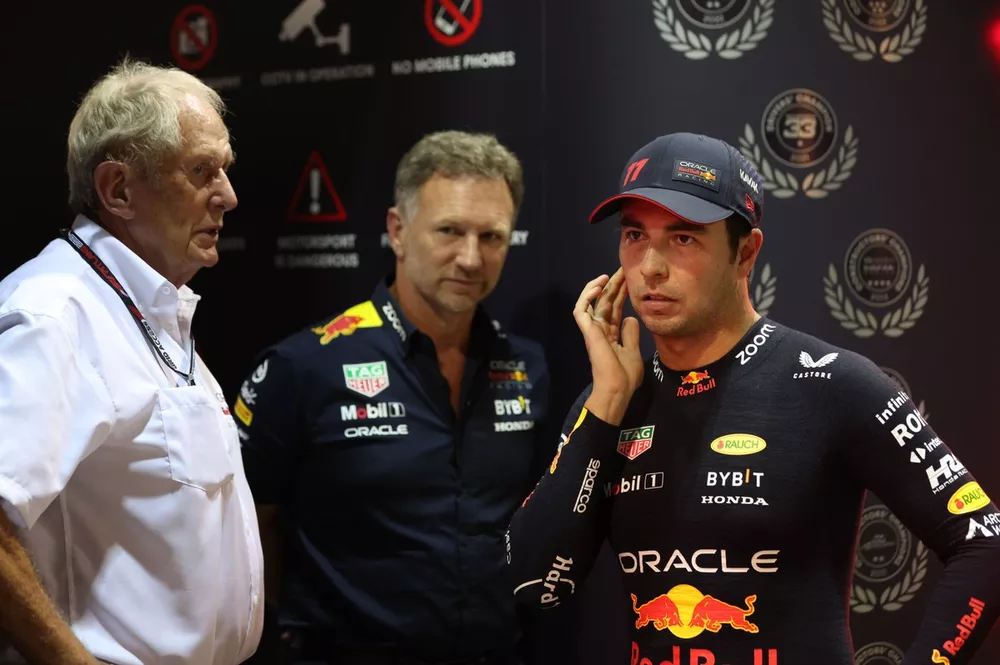 Helmut Marko, Consultor, Red Bull Racing, Christian Horner, Director de Equipo, Red Bull Racing, y Sergio Pérez, Red Bull Racing.