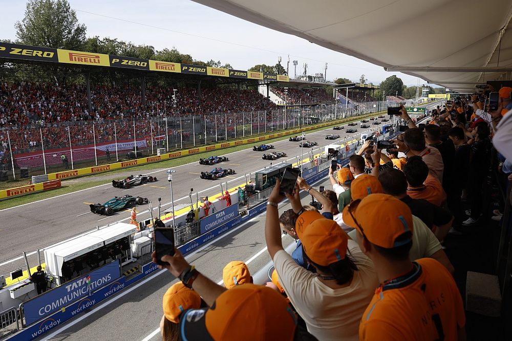 Kevin Magnussen, Haas VF-23, Lance Stroll, Aston Martin AMR23, chase the pack at the start