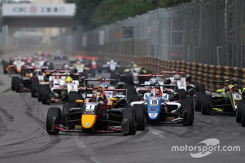 Start action, Dan Ticktum, Motopark Academy leads