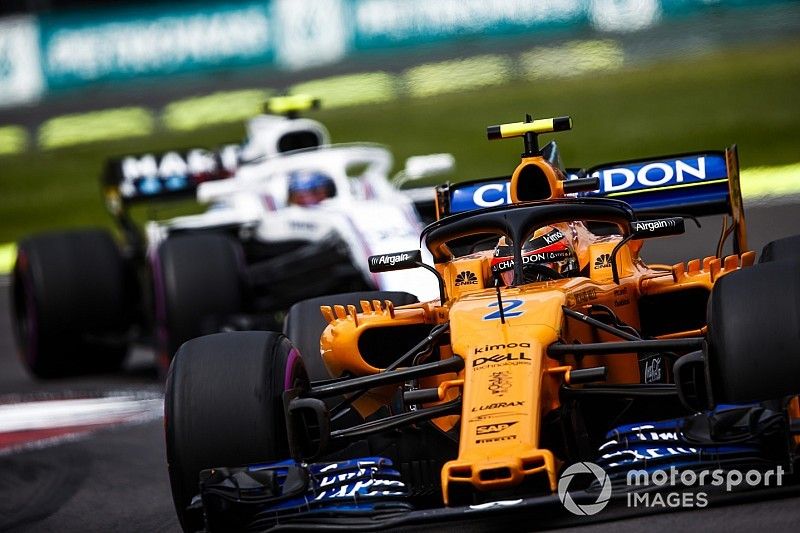 Stoffel Vandoorne, McLaren MCL33, leads Sergey Sirotkin, Williams FW41