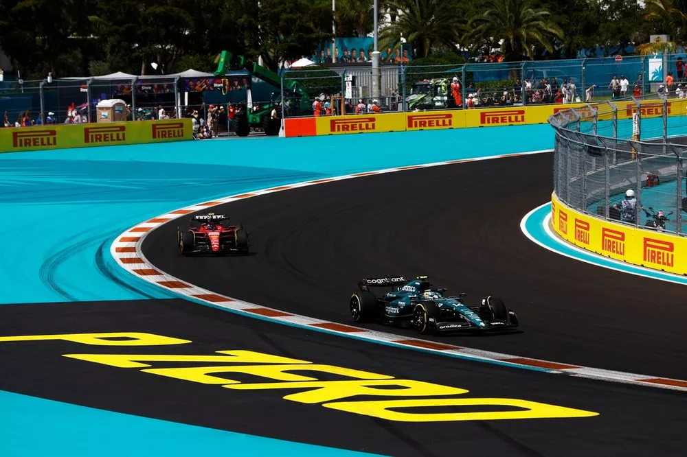 Fernando Alonso, Aston Martin AMR23, Carlos Sainz, Ferrari SF-23