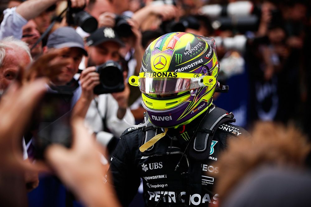 Lewis Hamilton, Mercedes-AMG, 2ª posição, comemora com sua equipe no Parc Ferme