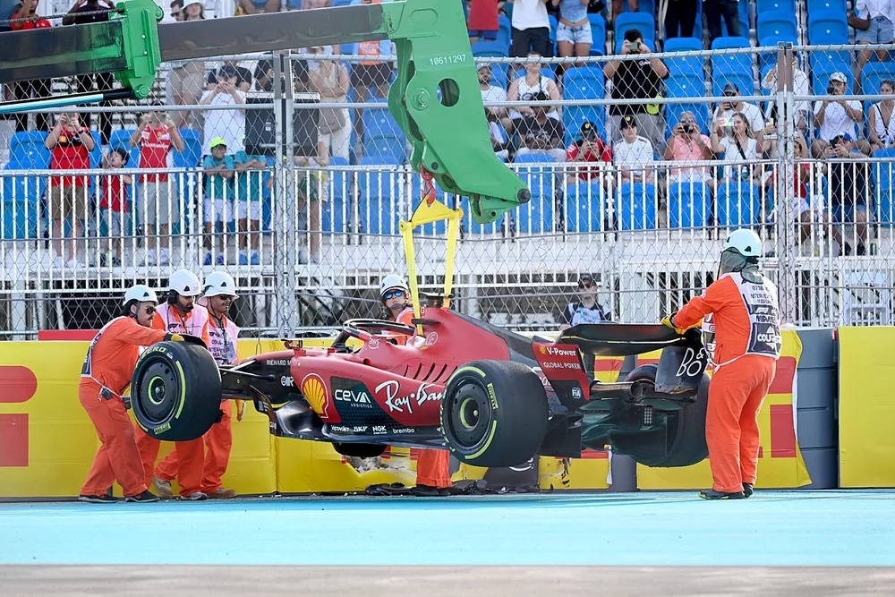 Les commissaires évacuent la Ferrari SF-23 accidentée de Charles Leclerc 