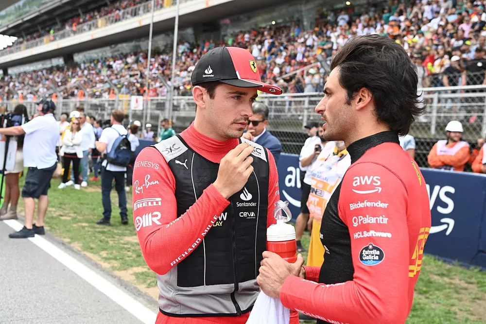 Charles Leclerc, Scuderia Ferrari, Carlos Sainz, Scuderia Ferrari, talk on the grid