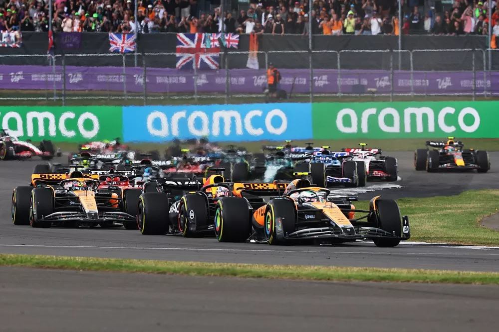 Lando Norris, McLaren MCL60, Max Verstappen, Red Bull Racing RB19, Oscar Piastri, McLaren MCL60, Charles Leclerc, Ferrari SF-23, George Russell, Mercedes F1 W14, the rest of the field at the start