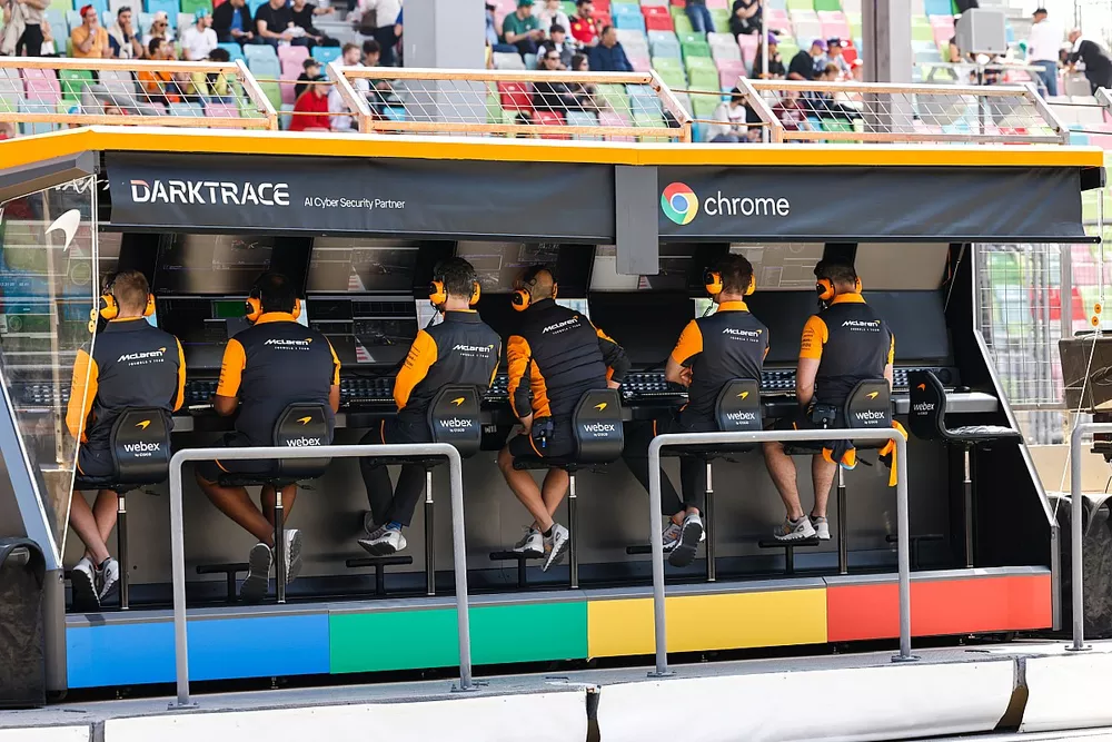 El equipo McLaren en el muro de boxes