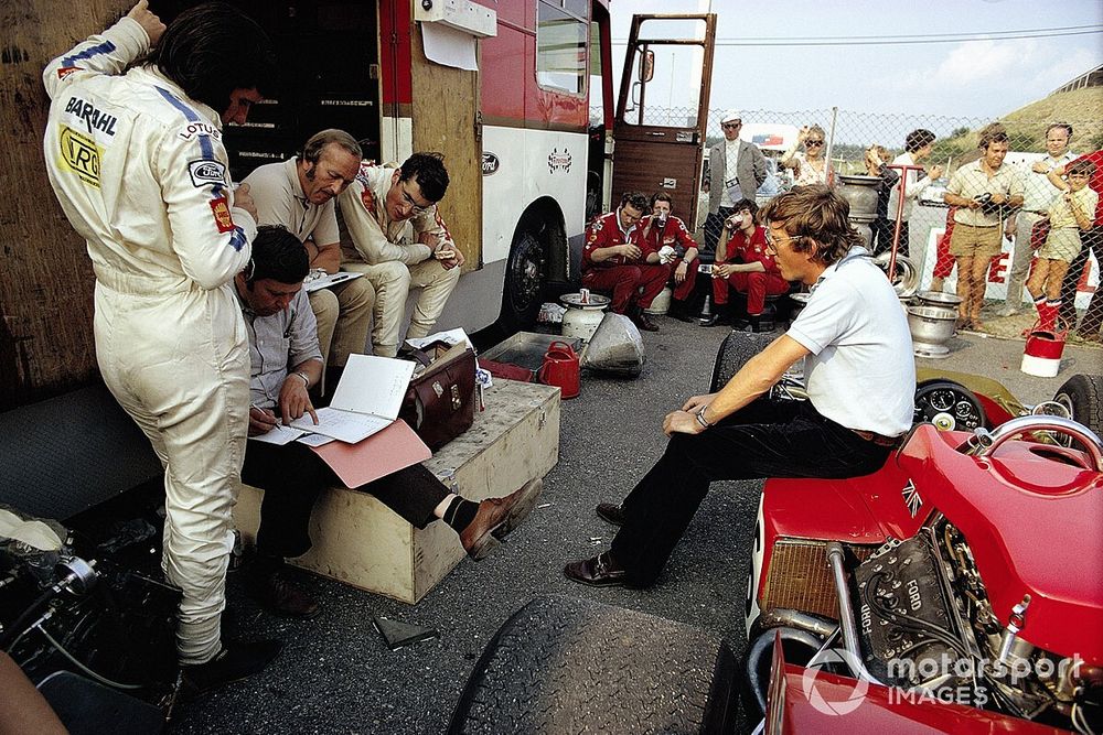 Debriefing session at Lotus with newcomer Emerson Fittipaldi, racing manager Dick Scammell, team boss Colin Chapman, John Miles and sitting on the Lotus, Jochen Rindt