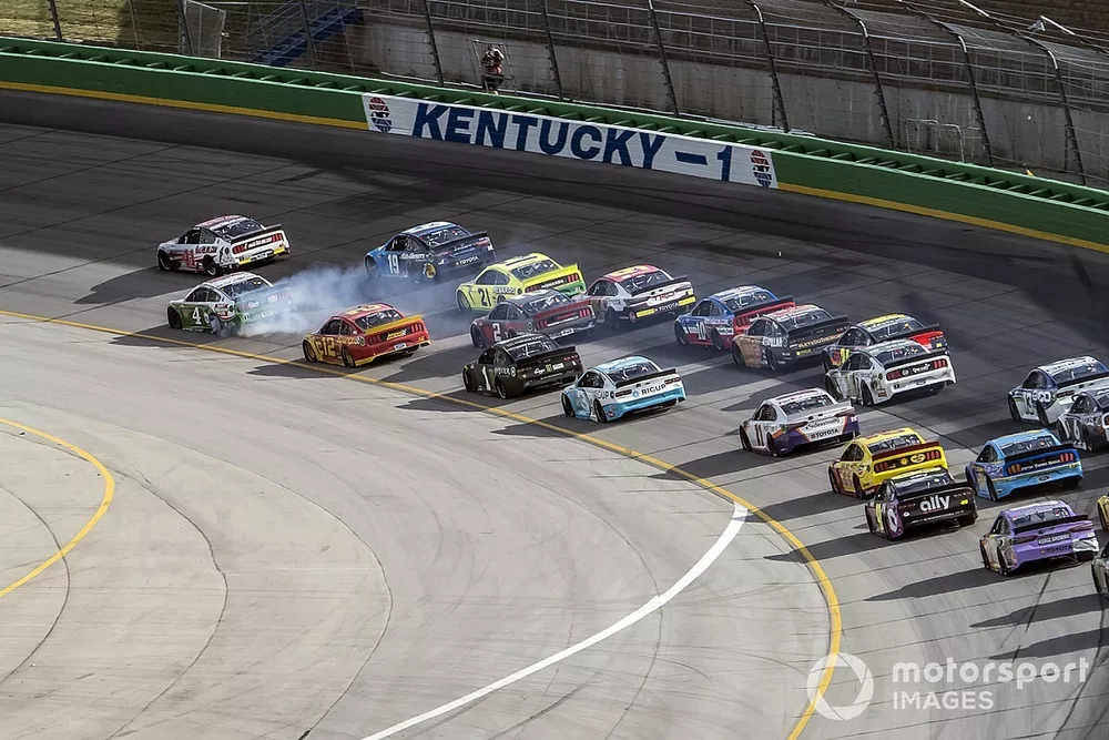Cole Custer, Stewart-Haas Racing, Ford Mustang takes the lead in the last lap