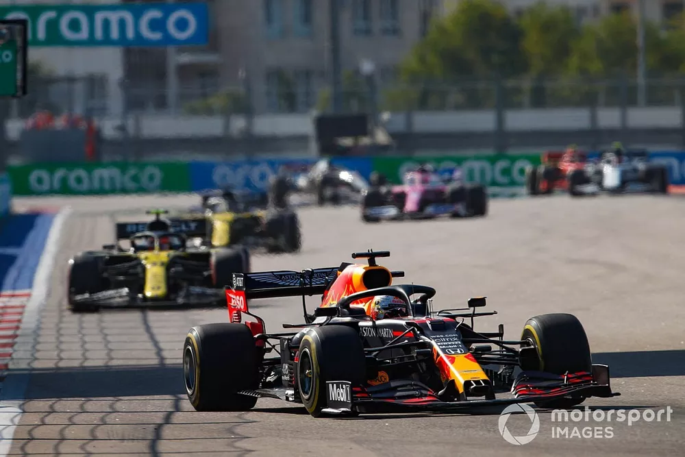 Max Verstappen, Red Bull Racing RB16, Esteban Ocon, Renault F1 Team R.S.20, et Daniel Ricciardo, Renault F1 Team R.S.20