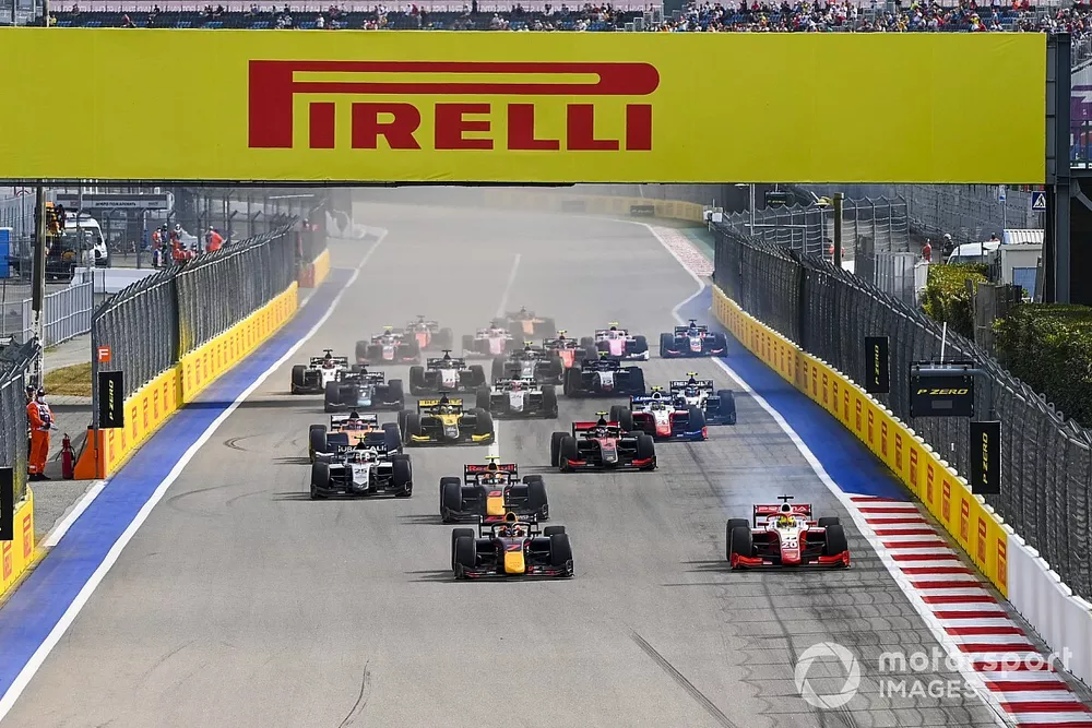 Yuki Tsunoda, Carlin and Mick Schumacher, Prema Racing battle at the start of the race