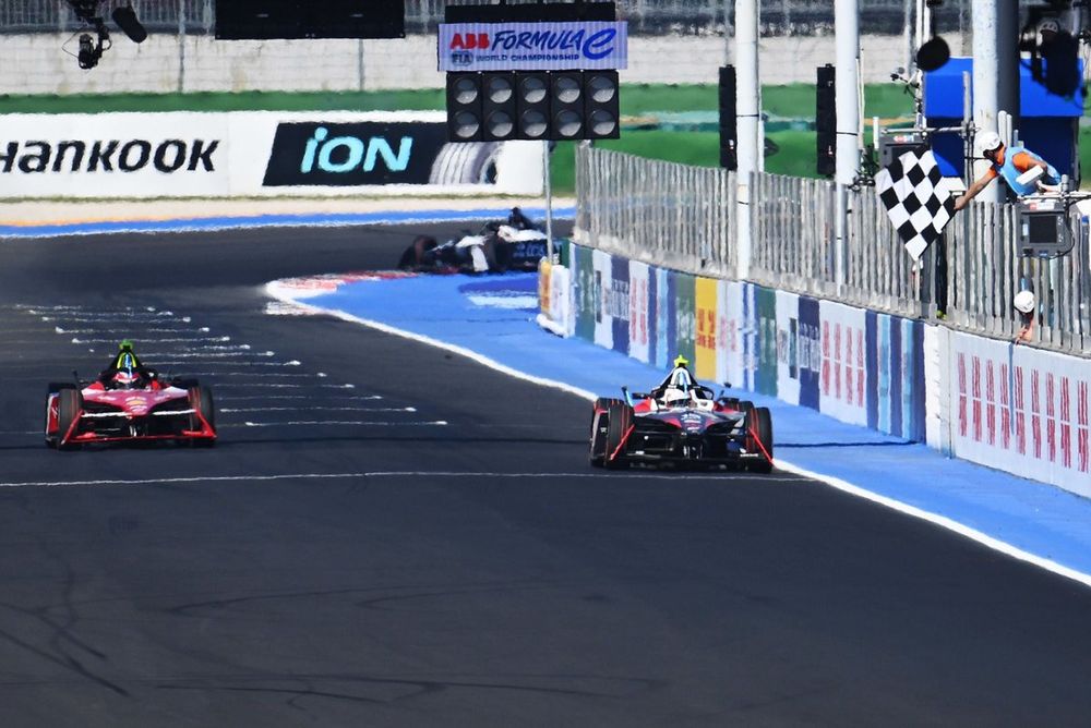 Antonio Felix da Costa, Porsche, Porsche 99X Electric Gen3, 1st position, takes the chequered flag ahead of Oliver Rowland, Nissan Formula E Team, Nissan e-4ORCE 04, 2nd position