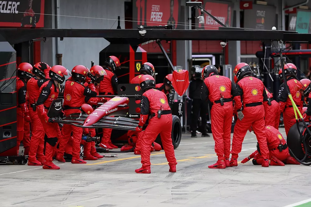 El equipo de boxes de Ferrari prepara un nuevo aler&oacute;n delantero para Charles Leclerc, Ferrari F1-75