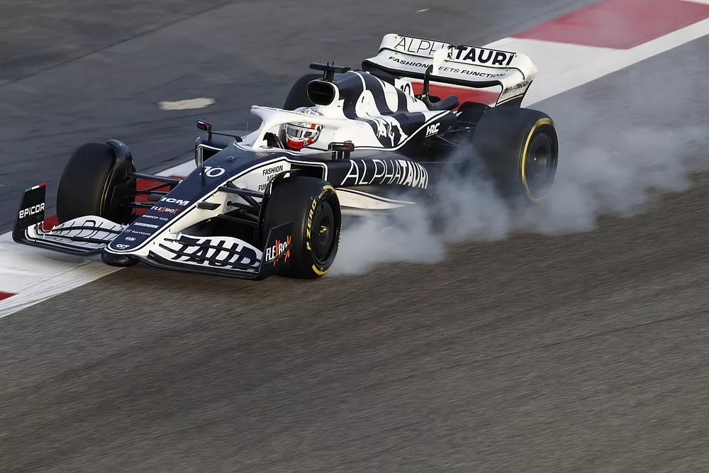 Pierre Gasly, AlphaTauri AT03, locks up