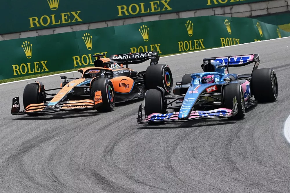 Fernando Alonso, Alpine A522, Daniel Ricciardo, McLaren MCL36