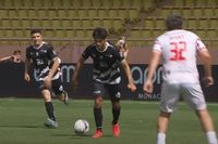 V&iacute;deo: Sainz brilla con un pase de crack, a lo Beckham, en el ben&eacute;fico de M&oacute;naco