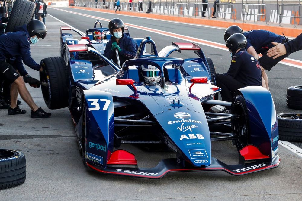 Practice pit stop for Nick Cassidy, Envision Virgin Racing, Audi e-tron FE07 