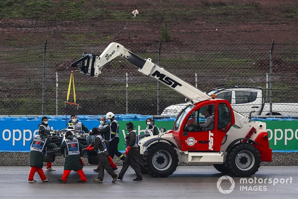 Marshals remove the car of Nicholas Latifi, Williams FW43
