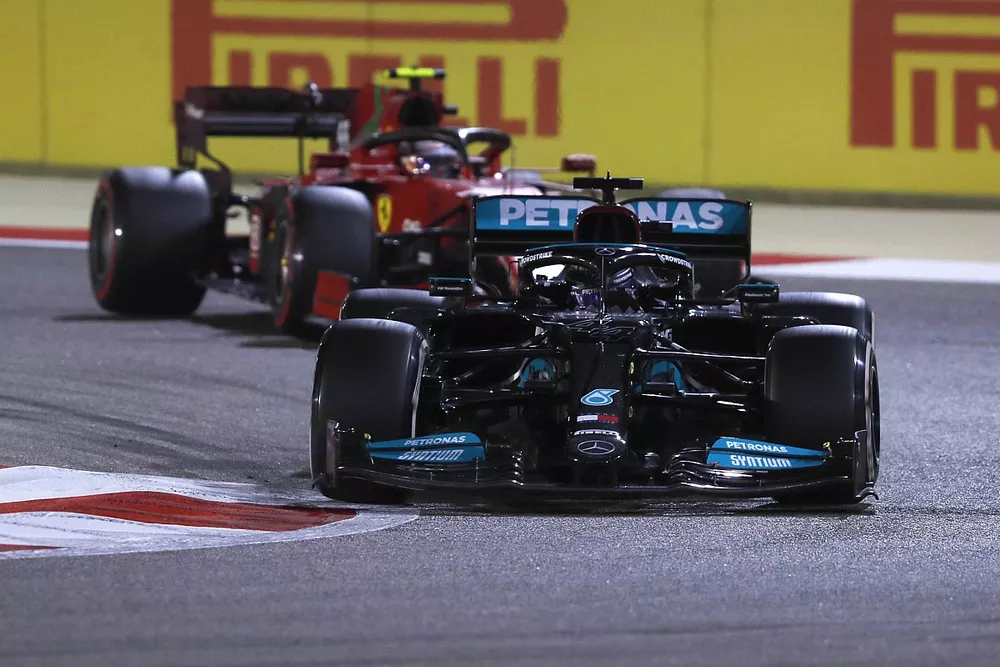 Lewis Hamilton, Mercedes W12, Carlos Sainz Jr., Ferrari SF21