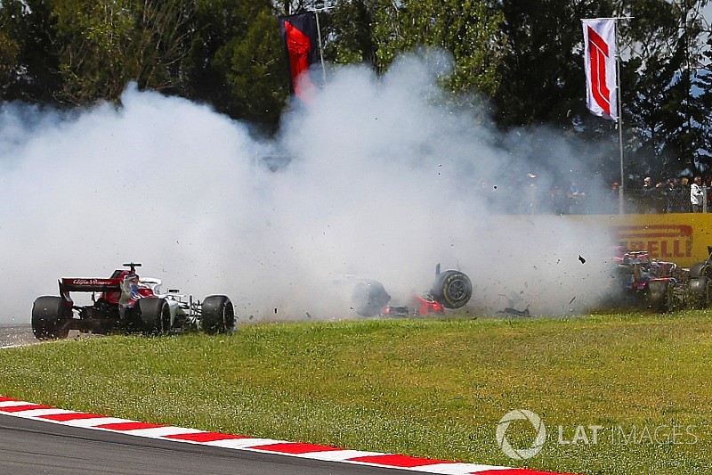 Galería: el triple abandono por accidente al inicio del GP de España