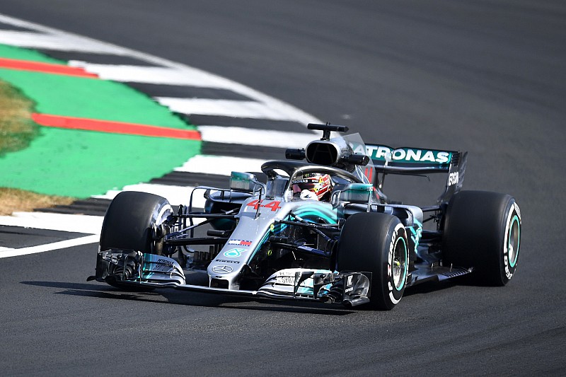 Hamilton lidera los libres 1 en Silverstone y McLaren sigue con dudas